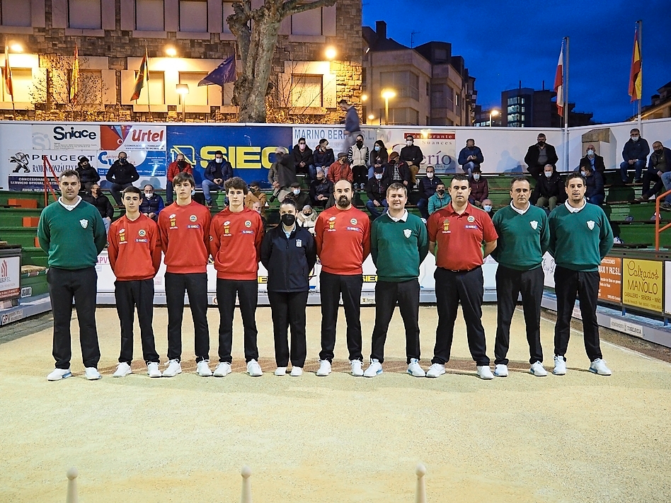 Las formaciones de Torrelavega y Hnos. Borbolla, junto a la colegiada, ayer en la Carmelo Sierra. / Juan Amen&aacute;bar
