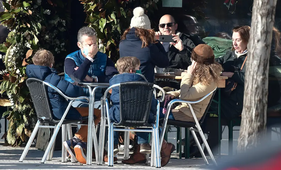 Una familia en una terraza en las inmediaciones del Sardinero, Santander. / HARDY