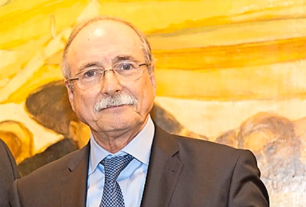 El catedr&aacute;tico y cirujano Daniel Casanova con el galard&oacute;n del Colegio de M&eacute;dicos de Cantabria. / alerta