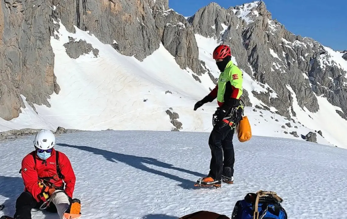 Un momento de uno de los rescates de ayer en Picos de Europa. / Emergencias Cantabria