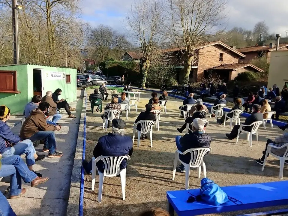 Grupo de vecinos durante la charla informativa. / ALERTA