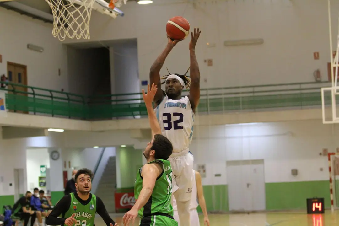 Un excelente Rasheed Worrell fue el MVP del intenso partido disputado en el pabell&oacute;n Enrique Tagle &lsquo;El Moli&rsquo; de Parbay&oacute;n. / pablo lanza