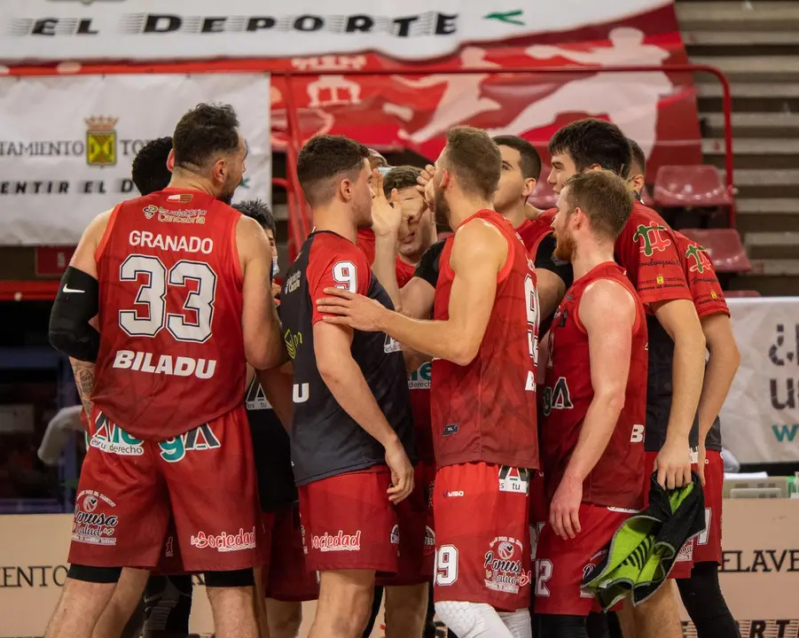 Los jugadores del A. Cantabria celebrando la victoria. / Hugo G&oacute;mez