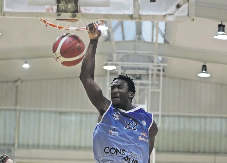 Kemel Archer machacando el aro rival. / Sergio Cocho