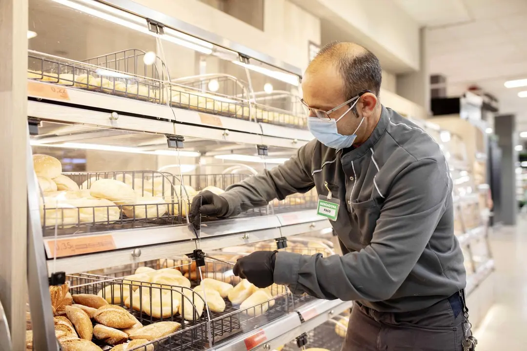 Trabajador de Mercadona en un supermercado de Val&egrave;ncia