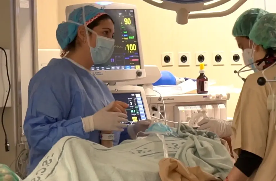 Varios sanitarios con un paciente en el Hospital Marqu&eacute;s de Valdecilla. / TREVOL