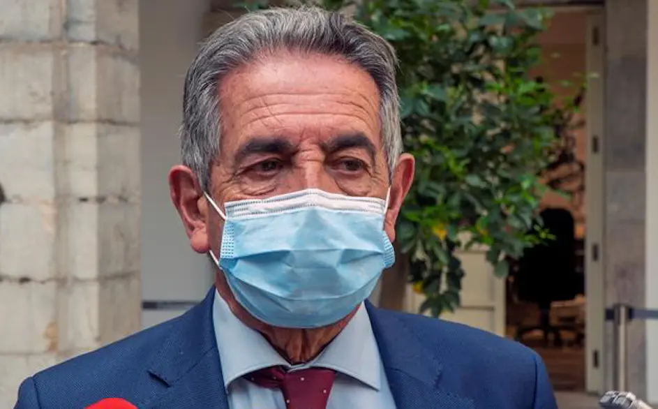 El presidente de Cantabria, Miguel &Aacute;ngel Revilla se dirige a los medios este lunes en Santander donde ha explicado que la ministra para la Transici&oacute;n Ecol&oacute;gica, Teresa Ribera, le ha ofrecido "alg&uacute;n tipo de alternativa que pueda hacer conciliable las presiones que ella tiene de determinados sectores ecolog&iacute;stas" en el asunto del lobo. EFE/ Rom&aacute;n G. Aguilera