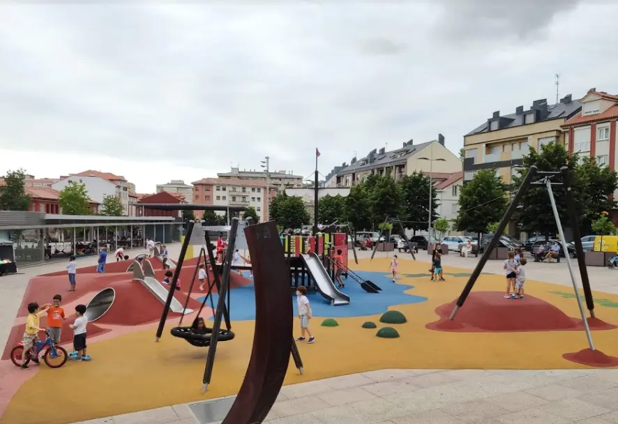 Vista del parque infantil situado en La Llama de Torrelavega. / ALERTA