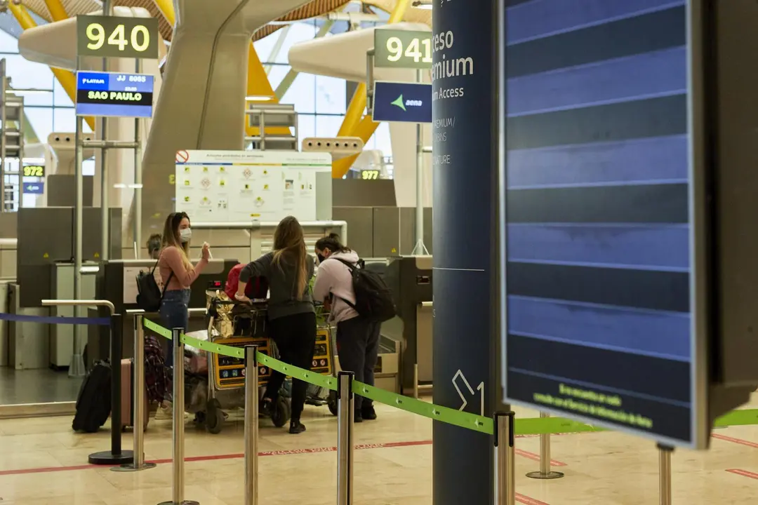 Varias personas facaturan su equipaje en la terminal T4 del Aeropuerto Adolfo Su&aacute;rez Madrid-Barajas el mismo d&iacute;a en que se restringen los vuelos procedentes de Brasil y Sud&aacute;frica, en Madrid, (Espa&ntilde;a), a 3 de febrero de 2021. Esta restricci&oacute;n, impuesta por