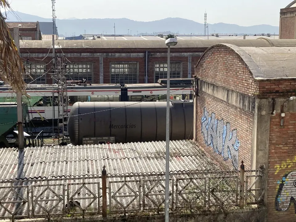 Uno de los dos vagones de etanol estacionados en los talleres. / ALERTA. M.D.
