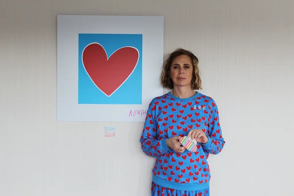 Agatha Ruiz de la Prada con uno de sus dise&ntilde;os. / FUNDACI&Oacute;N (H)ARTE