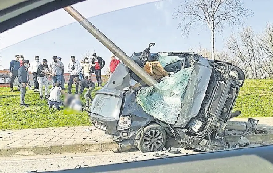 El coche qued&oacute; totalmente destrozado. / alerta