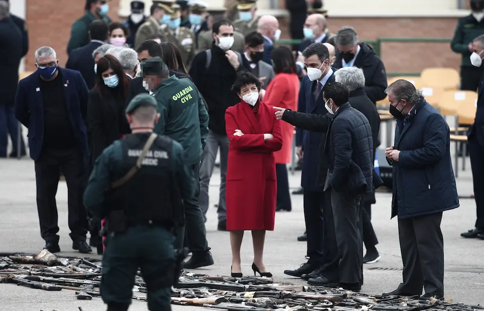 El presidente del Gobierno, Pedro S&aacute;nchez (4d), y la ministra de Educaci&oacute;n y Formaci&oacute;n Profesional, Isabel Cela&aacute; (5d), durante un acto de destrucci&oacute;n simb&oacute;lica de casi 1.400 armas, en el Colegio de Guardias J&oacute;venes Duque de Ahumada, en Valdemoro, Madrid (Espa&ntilde;a), a 4 de marzo de 2021. La mayor&iacute;a de las armas fueron incautadas a la banda terrorista ETA y un 10% de ellas a la organizaci&oacute;n armada GRAPO. Las armas estaban en manos de la Audiencia Nacional y su carrera judicial `se ha agotado&acute;, es decir ya no tienen validez como prueba.
04 MARZO 2021;PEDRO S&Aacute;NCHEZ;ARMAS;DESTRUCCI&Oacute;N;GUARDIA CIVIL;GOBIERNO;TERRORISMO
Eduardo Parra / Europa Press
4/3/2021