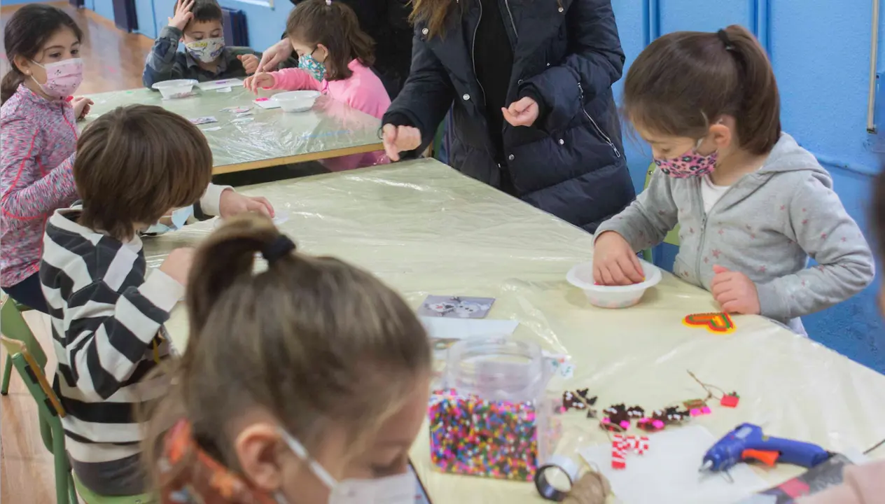 El programa est&aacute; dirigido a ni&ntilde;os y ni&ntilde;as que est&eacute;n cursando Educaci&oacute;n Infantil y Educaci&oacute;n Primaria, y se desarrollar&aacute; en el Colegio Pedro Velarde y en el Pabell&oacute;n Deportivo.
