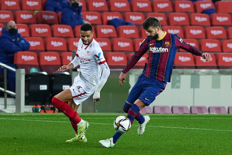 El central catal&aacute;n durante el encuentro copero ante el Sevilla. / E. PRESS