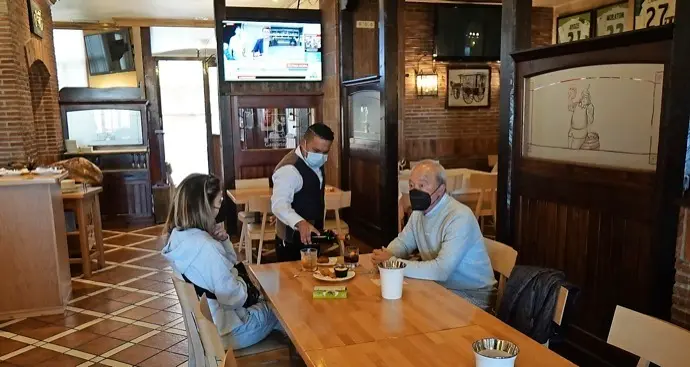 La apertura del interior de bares y restaurantes est&aacute; limitada a un tercio del aforo. / Hardy
