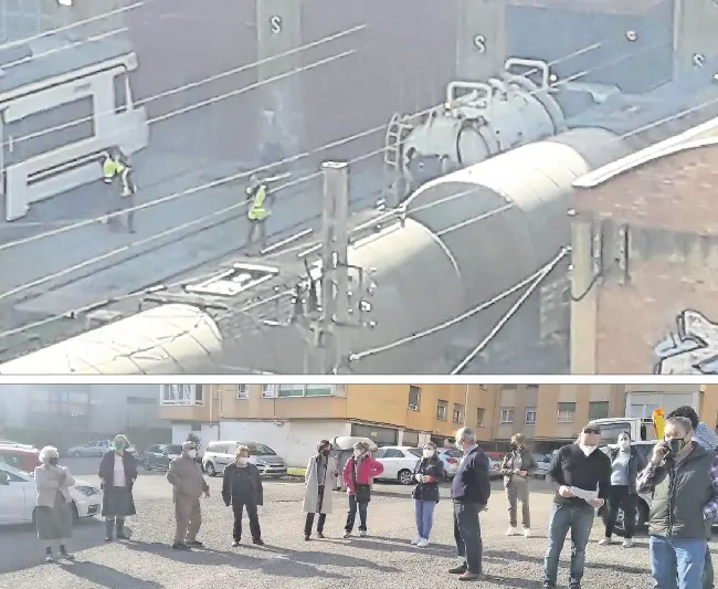 Imagen tomada ayer por la tarde de los vagones y de la concentraci&oacute;n vecinal. / ALERTA