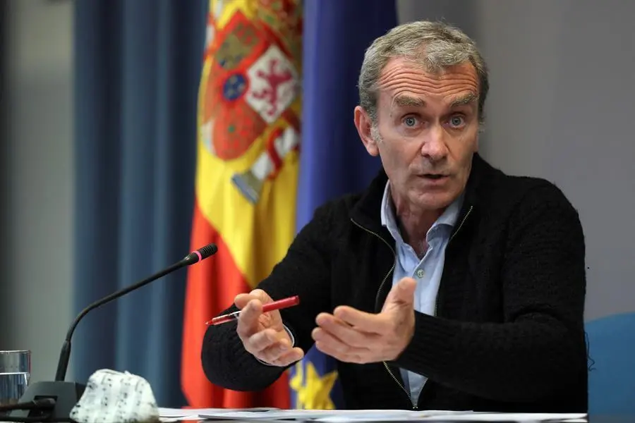 El director del Centro de Coordinaci&oacute;n de Alertas y Emergencias Sanitarias, Fernando Sim&oacute;n, este jueves en Madrid durante la rueda de prensa para ofrecer los &uacute;ltimos datos de la evoluci&oacute;n de la pandemia del coronavirus en Espa&ntilde;a. EFE/ Kiko Huesca