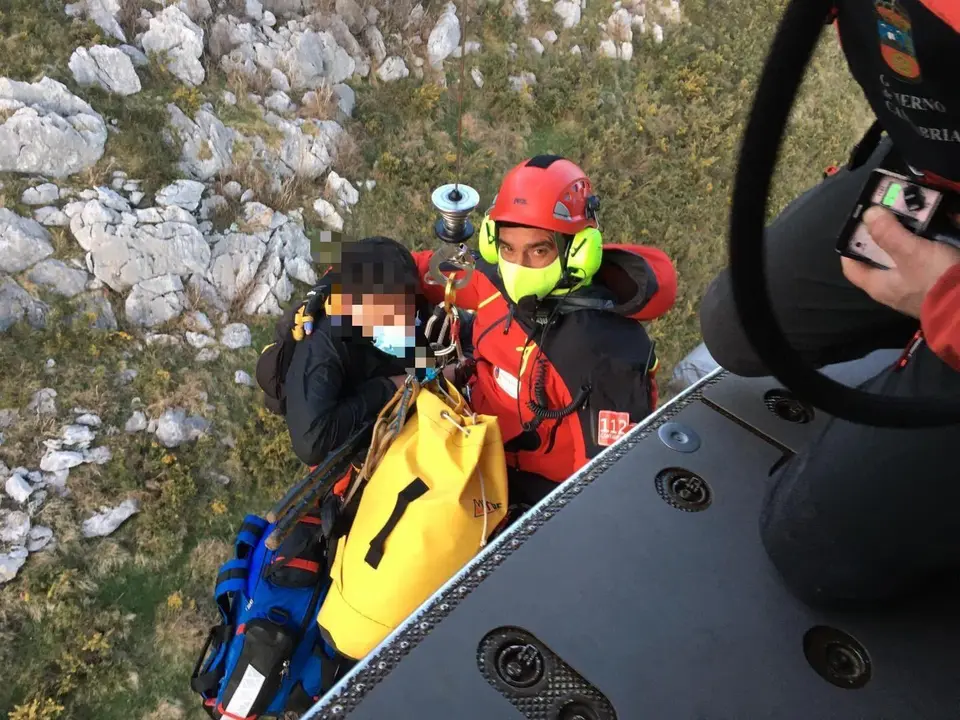 El equipo del 112 realiza la evacuaci&oacute;n de la vecina de Los Corrales. / 112