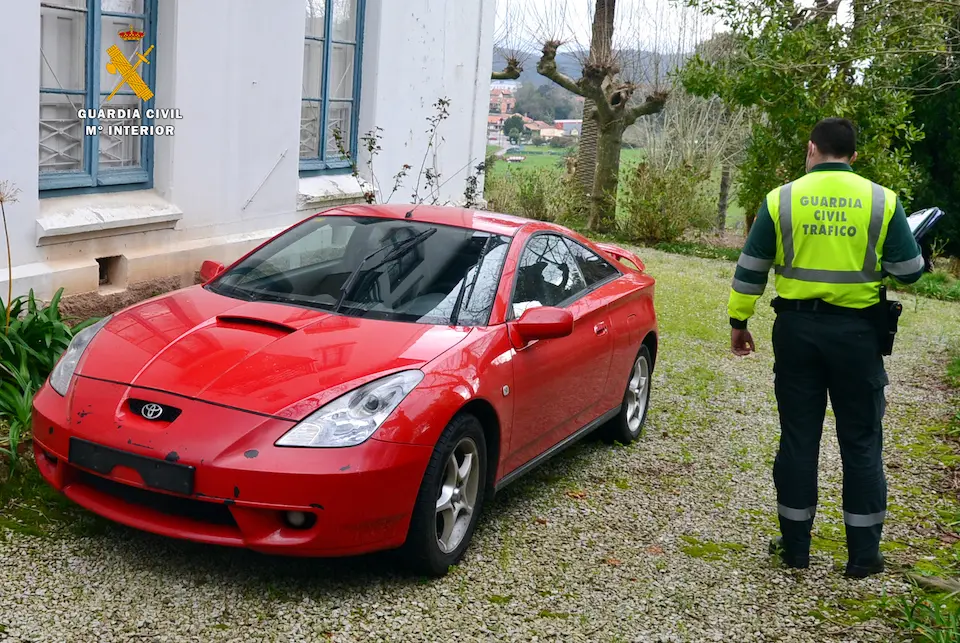 Un Guardia Civil junto al veh&iacute;culo que utiliz&oacute; el j&oacute;ven para escapar de los controles. / OPC