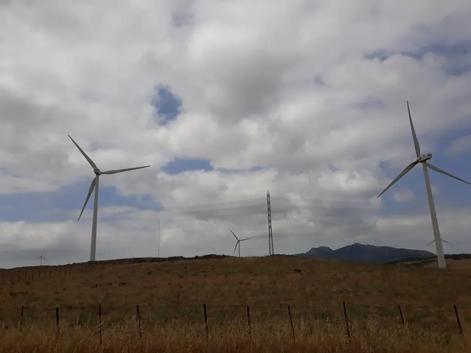 Archivo - Molinos de viento en la N-340, en Tarifa (C&aacute;diz)