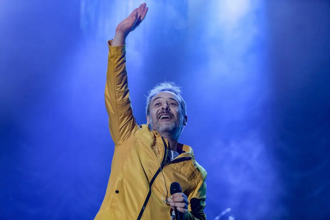 Archivo - El cantante de Love Of Lesbian, Santi Balmes, sobre el escenario durante la tercera jornada del festival de m&uacute;sica Sonorama Ribera 2019 en Aranda de Duero (Burgos).