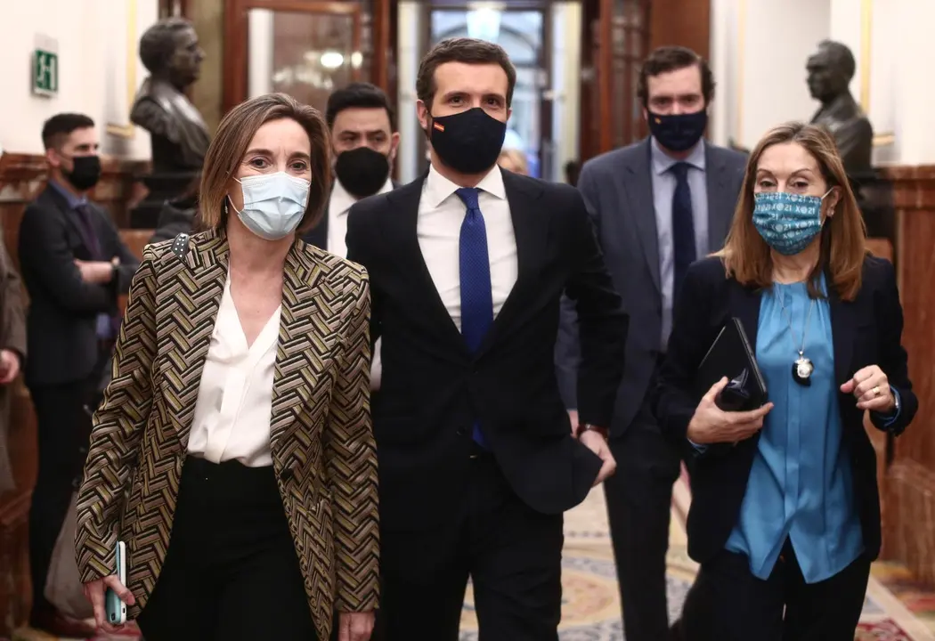 La portavoz del PP en el Congreso, Cuca Gamarra; el l&iacute;der del PP, Pablo Casado; y la vicesecretaria de Pol&iacute;tica Social del PP, Ana Pastor, en el Congreso de los Diputados, en Madrid, (Espa&ntilde;a), a 24 de febrero de 2021.
