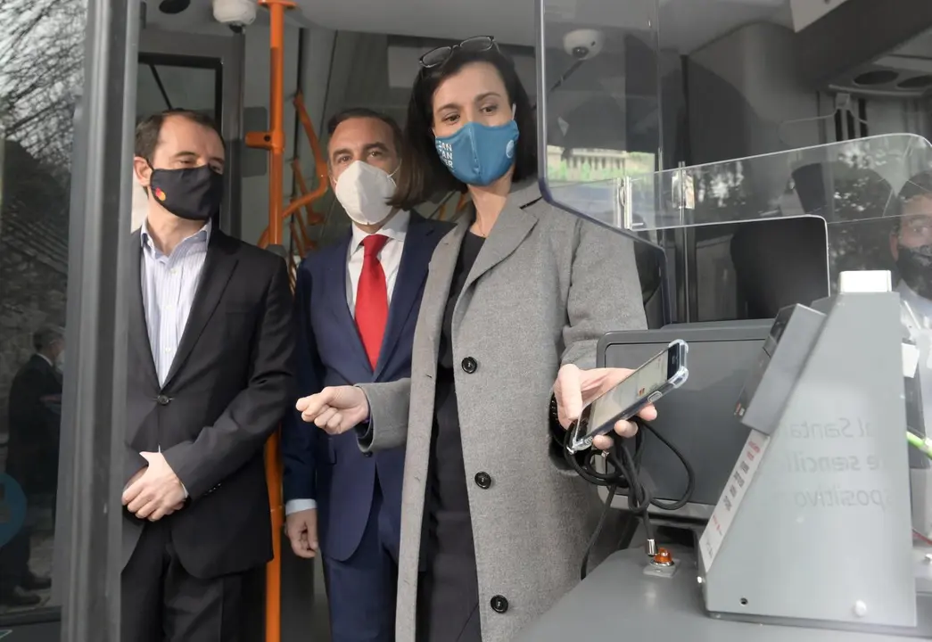 La alcaldesa, Gema Igual, en la presentaci&oacute;n del sistema de pago a trav&eacute;s de tarjeta sin contacto en el TUS