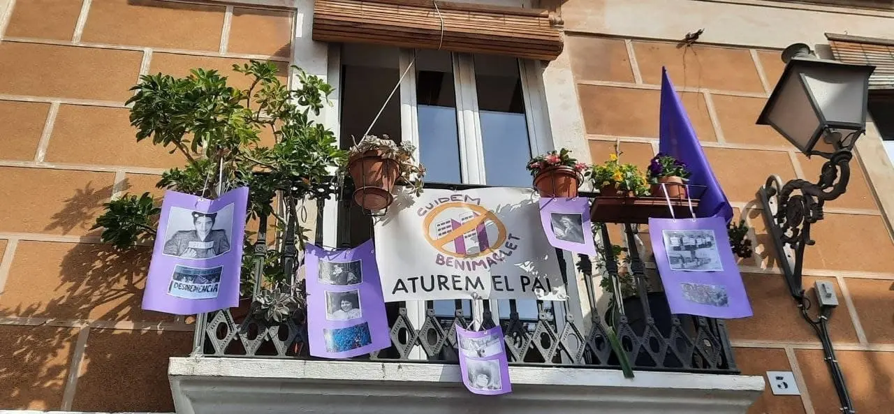 Barrio decorado con reivindicaciones feministas y urban&iacute;sticas en Val&egrave;ncia