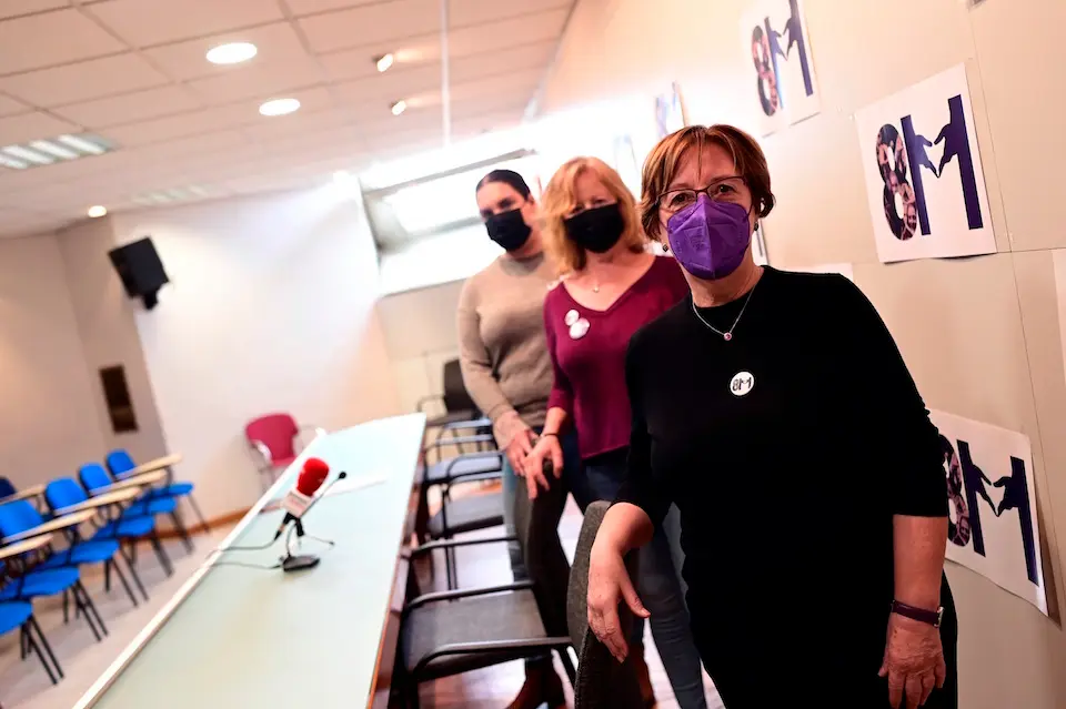 La secretaria de Igualdad de UGT Madrid, Ana S&aacute;nchez de la Coba (c); la vicepresidenta de la Federaci&oacute;n de Asociaciones de Mujeres de la Comunidad de Madrid, Elena Sig&uuml;enza (d) y la portavoz del Movimiento Feminista de Madrid, Claudia Stein (i), ofrecen una rueda de prensa en Madrid. / EFE/ V&iacute;ctor Lerena