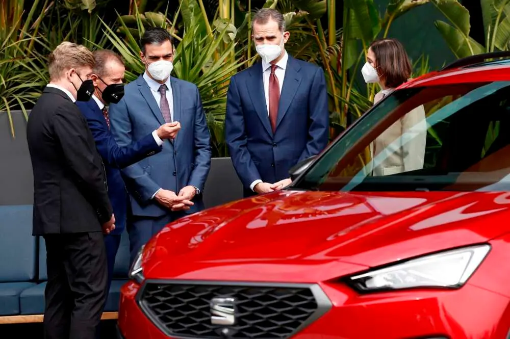 El rey Felipe VI junto al presidente del Gobierno, Pedro S&aacute;nchez (3i), el presidente del Grupo Volkswagen, Herbert Diess (2i); el presidente de SEAT y CUPRA, Wayne Griffiths (i), y la ministra de Industria, Reyes Maroto (d), durante la visita que realizan este viernes a la f&aacute;brica de SEAT en Martorell (Barcelona) con motivo del 70 Aniversario de la compa&ntilde;&iacute;a automovil&iacute;stica. EFE/Quique Garc&iacute;a