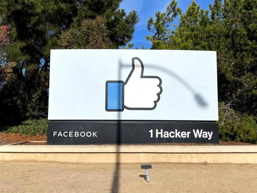 MOUNTAIN VIEW (CALIFORNIA), 05/03/2021.- Vista de la sede de Facebook en Menlo Park, California, Estados Unidos. Cinco d&iacute;as de apag&oacute;n informativo en Facebook Australia y los acuerdos individuales que medios de todo el mundo est&aacute;n alcanzando con las plataformas de internet han situado en el centro del debate la pregunta de si Google y Facebook deben pagar por las noticias que en ellas aparecen. EFE/ Marc Arcas