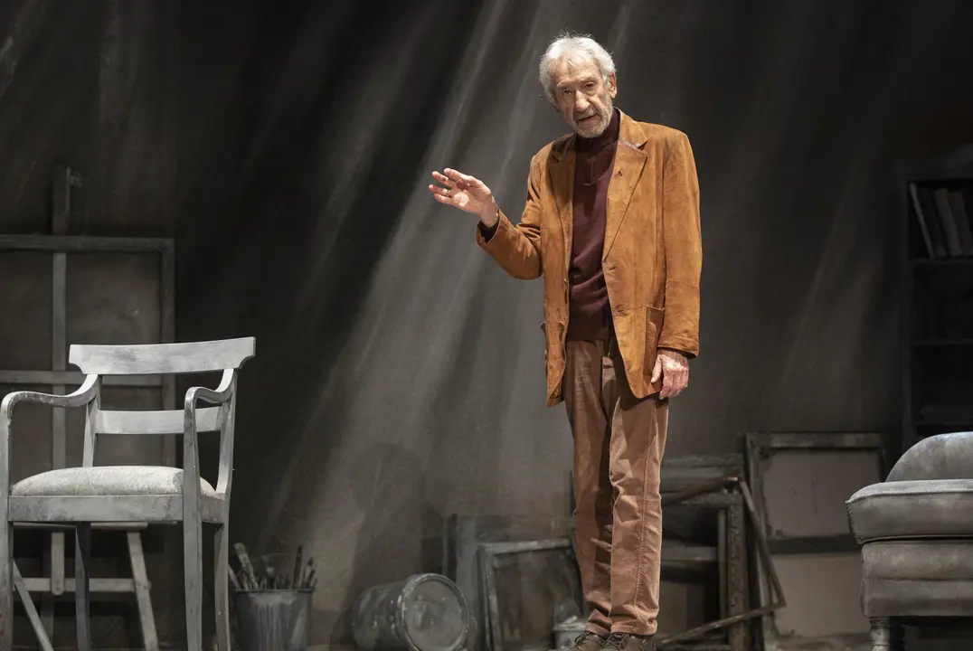 Archivo - El actor Jos&eacute; Sacrist&aacute;n, durante el ensayo de la obra de teatro 'Se&ntilde;ora de rojo sobre fondo gris'. En Tomares (Sevilla)