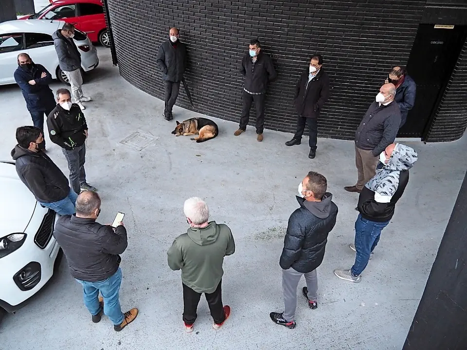 Reuni&oacute;n de los aficionados de Torrelavega, ayer en el exterior de la Severino Prieto. / Amen&aacute;bar