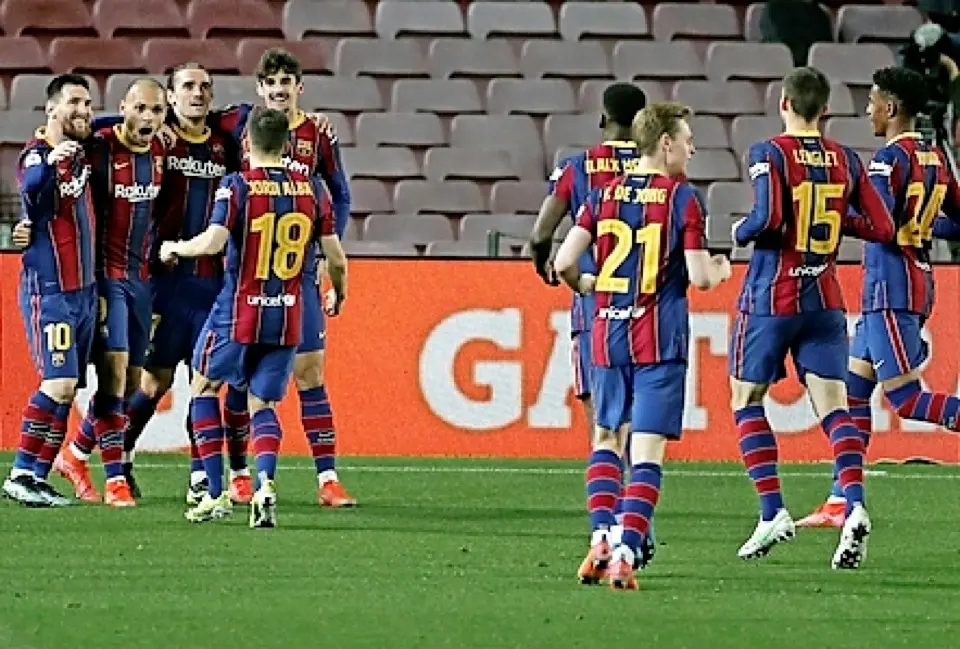 Los jugadores del Barcelona celebran la clasificaci&oacute;n para la final de la Copa del Rey. / EFE