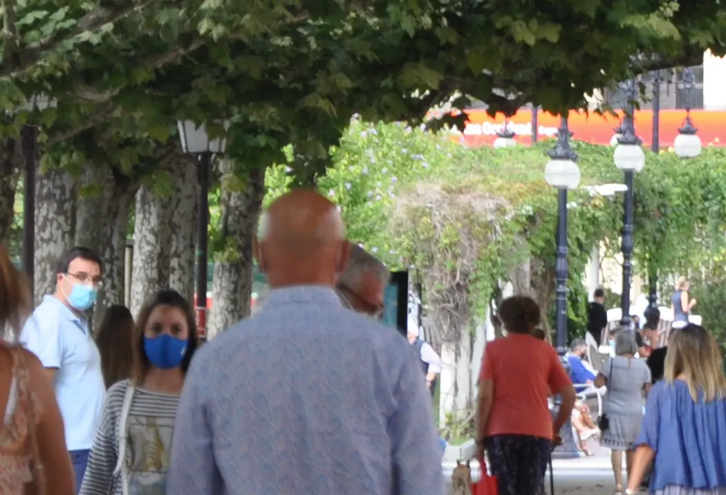 Varias personas con mascarilla pasean por la Avenida de Espa&ntilde;a de Torrelavega. / S. DIAZ