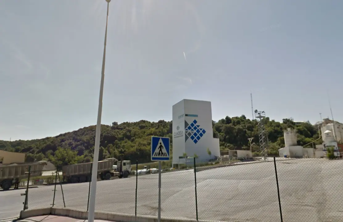Vista general de la entrada de la empresa que ha recibido la ayuda. / ALERTA