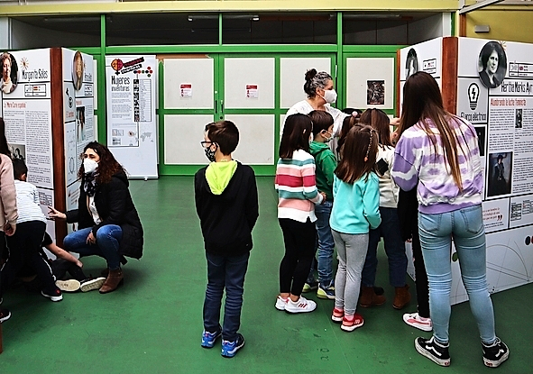 Alumnos del colegio Jes&uacute;s Cancio de Comillas conociendo la exposici&oacute;n &lsquo;Mujeres Inventoras&rsquo;. / ALERTA