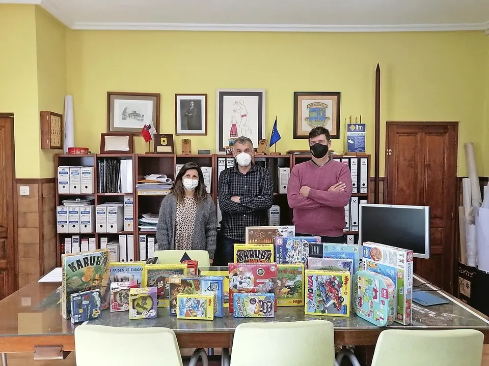 Entrega del material al AMPA del CEIP Dobra. / alerta