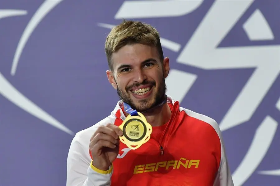 El medallista de oro &Oacute;scar Husillos, de Espa&ntilde;a, celebra en el podio durante la ceremonia de entrega de medallas en los 400 metros lisos masculinos del 36&ordm; Campeonato de Europa de Atletismo en Pista Cubierta en el Arena Torun, en Torun, en el centro-norte de Polonia, el 6 de marzo de 2021. (400 metros, Polonia, Espa&ntilde;a) EFE/EPA/Adam Warzawa POLONIA OUT
