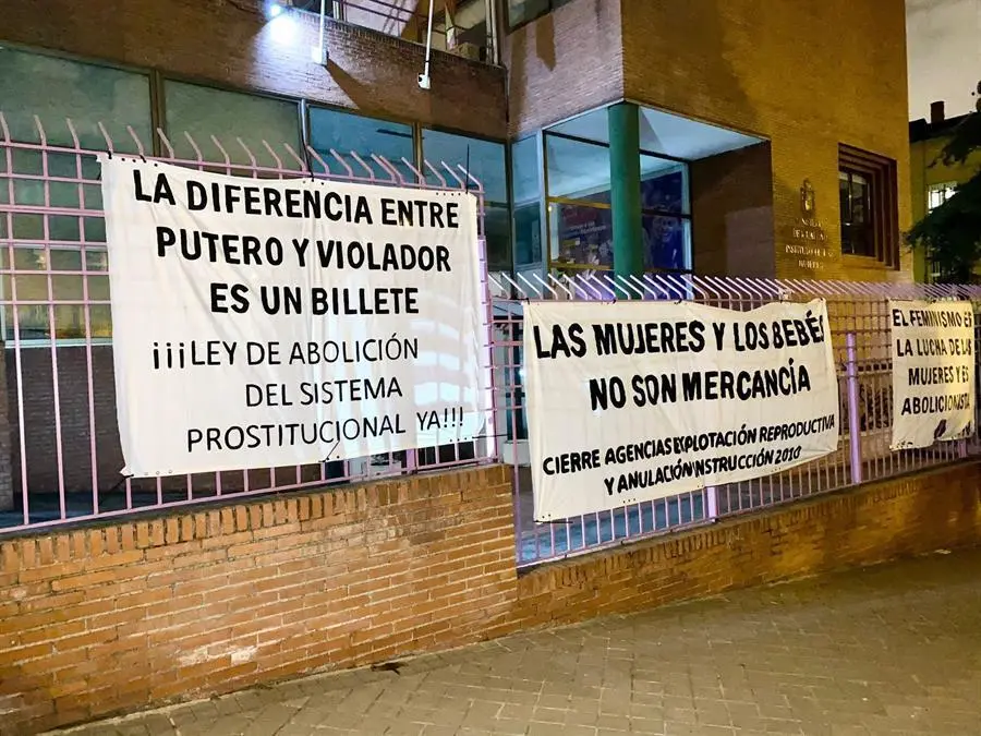 La sede del Instituto de las Mujeres en Madrid ha amanecido este s&aacute;bado cubierta con varias telas desplegadas en sus vallas con diferentes consignas y reivindicaciones del Movimiento Feminista. EFE/ Asamblea Abolicionista De Madrid