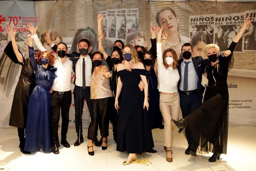 Miembros del reparto de la pel&iacute;cula 'Las ninas' celebrando uno de los cuatro premios recibidos por la pel&iacute;cula 'Las ninas' en el hotel donde se alojaban los miembros del reparto durante la gala de la 35&ordf; edici&oacute;n de los Premios Goya en M&aacute;laga, Andaluc&iacute;a, Espa&ntilde;a, 06 de marzo de 2021. (Cine, Espa&ntilde;a) EFE/EPA/Nacho Lopez