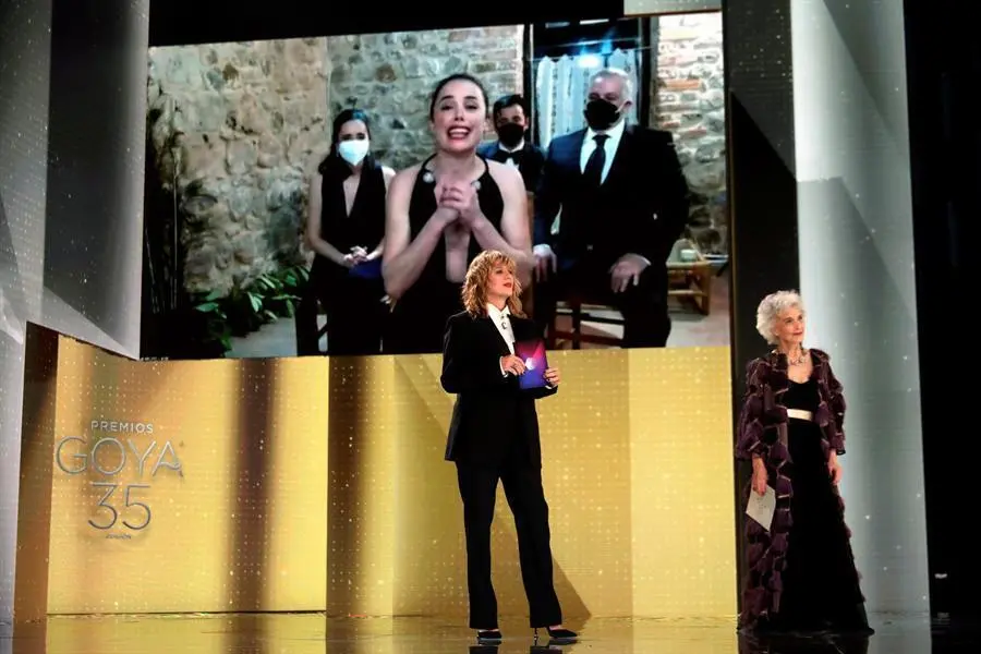 La actriz espa&ntilde;ola Patricia L&oacute;pez Arnaiz (en la pantalla) tras recibir el Premio Goya a la 'Mejor Actriz Protagonista' por la pel&iacute;cula 'Ane' durante la 35&ordf; gala de los Premios Goya en el Teatro Soho CaixaBank de M&aacute;laga, Andaluc&iacute;a, Espa&ntilde;a, el 06 de marzo de 2021. (Cine, Espa&ntilde;a) EFE/EPA/MIGUEL A. CORDOBA