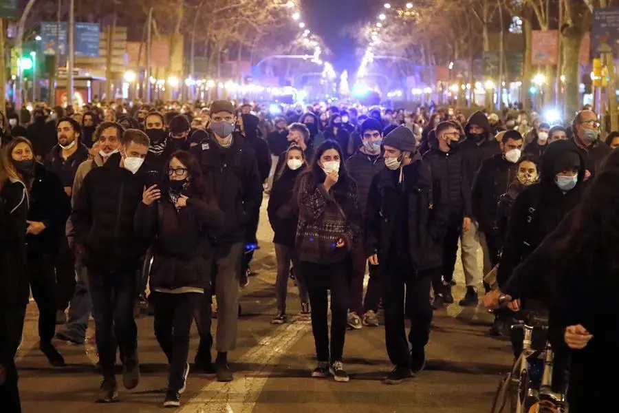 Asistentes a la manifestaci&oacute;n convocada esta tarde en Barcelona por la libertad del rapero Pablo Hasel y de los detenidos en los disturbios de las &uacute;ltimas semanas, que ha partido de la plaza Tet&uacute;an de Barcelona,y ha concluido por primera vez sin incidentes, aunque se ha vivido alg&uacute;n momentos de tensi&oacute;n. EFE/ Marta P&eacute;rez