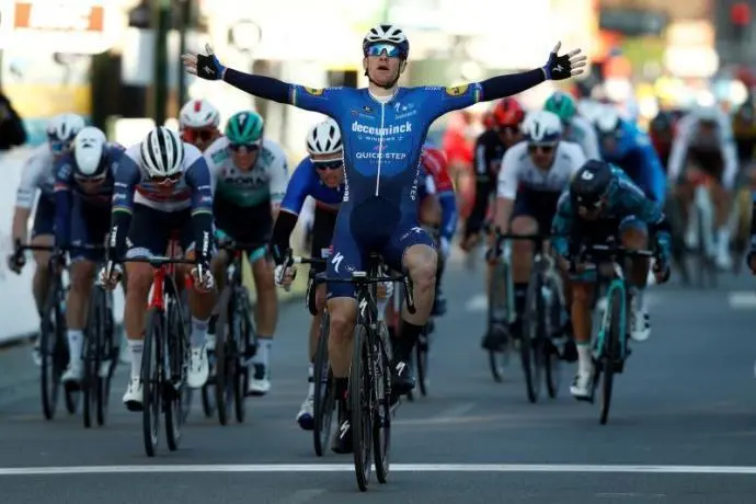 Sam Bennett poderoso al sprint estrena el maillot amarillo en la Par&iacute;s Niza.EFE