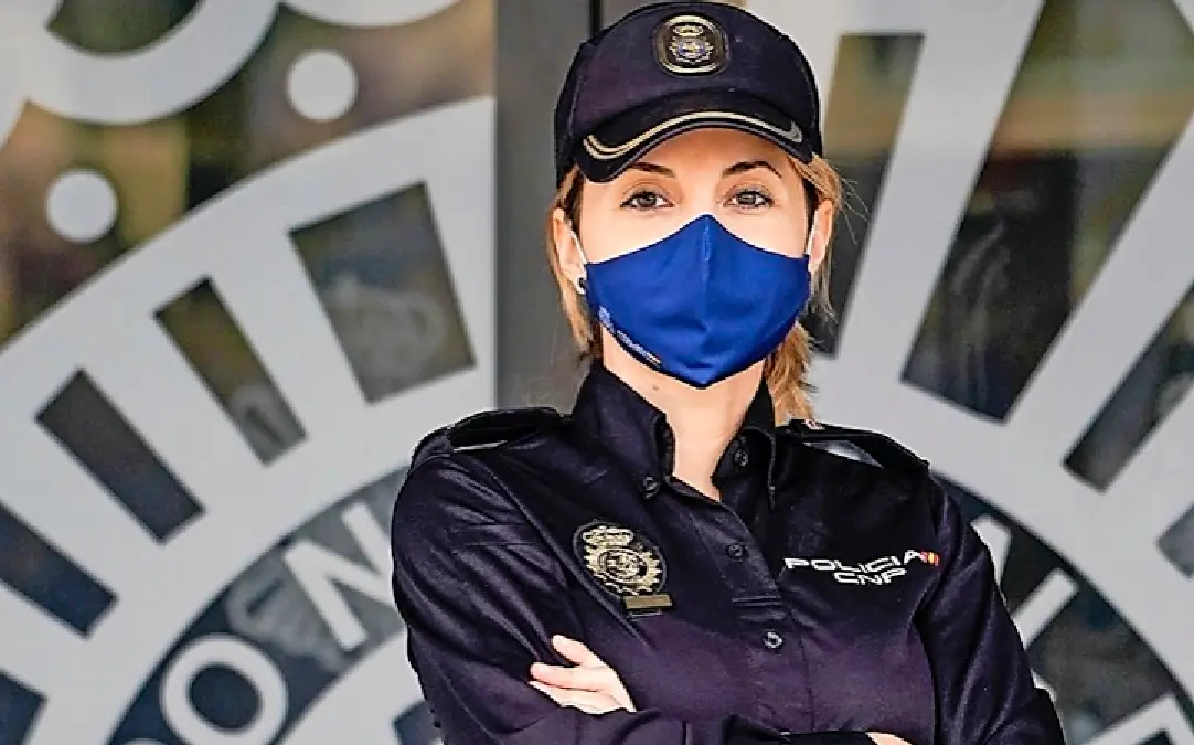 Diana Mirones, portavoz de la Polic&iacute;a Nacional en Cantabria frente a la sede en La Albericia, Santander. / Hardy