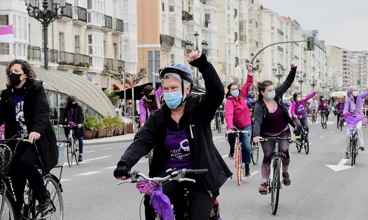 Varias mujeres participan en una 'Bicicletada Feminista' en Santander (Cantabria), a 7 de marzo de 2021. Con esta marcha en bicicleta, Santander se prepara para el D&iacute;a Internacional de la Mujer, que se celebrar&aacute; este lunes 8 de marzo y que en la capital c&aacute;ntabra tendr&aacute; su mayor acto con una concentraci&oacute;n en un espacio acotado y vallado donse controlar&aacute; el acceso.