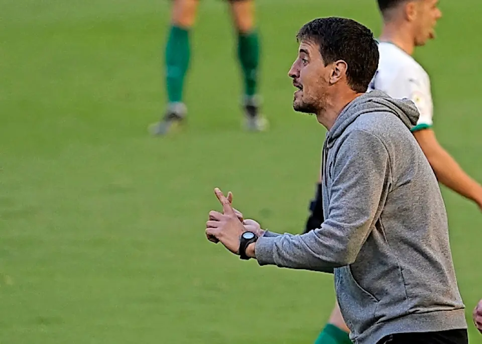 Aritz Solabarrieta en el banqullo. / Hardy