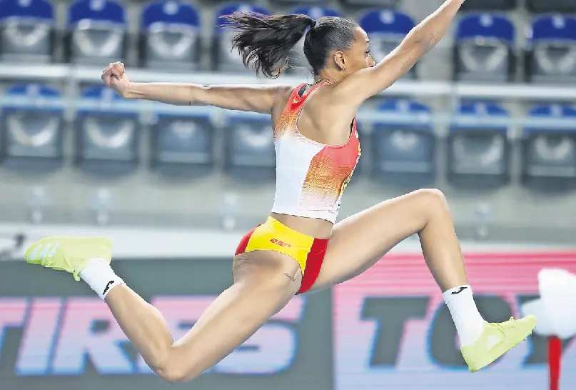 Ana Peleteiro se qued&oacute; a dos cent&iacute;metros de lograr el oro. / efe