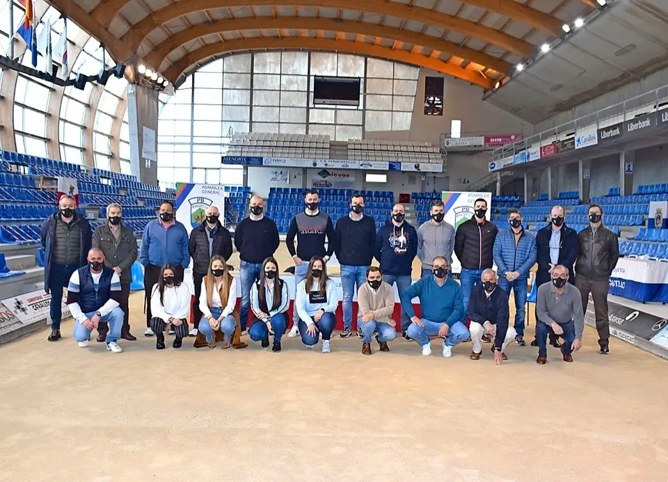 Jugadores y jugadoras de los equipos de la pe&ntilde;a, directivos, encabezados por el presidente Jos&eacute; Manuel Gonz&aacute;lez, el concejal de Deportes del Ayuntamiento de Santander, Felipe P&eacute;rez Manso, y Francisco Javier Estrada, monitor de la Escuela, ayer en la bolera Mateo Grijuela antes de comenzar la Asamblea. / Hoyos